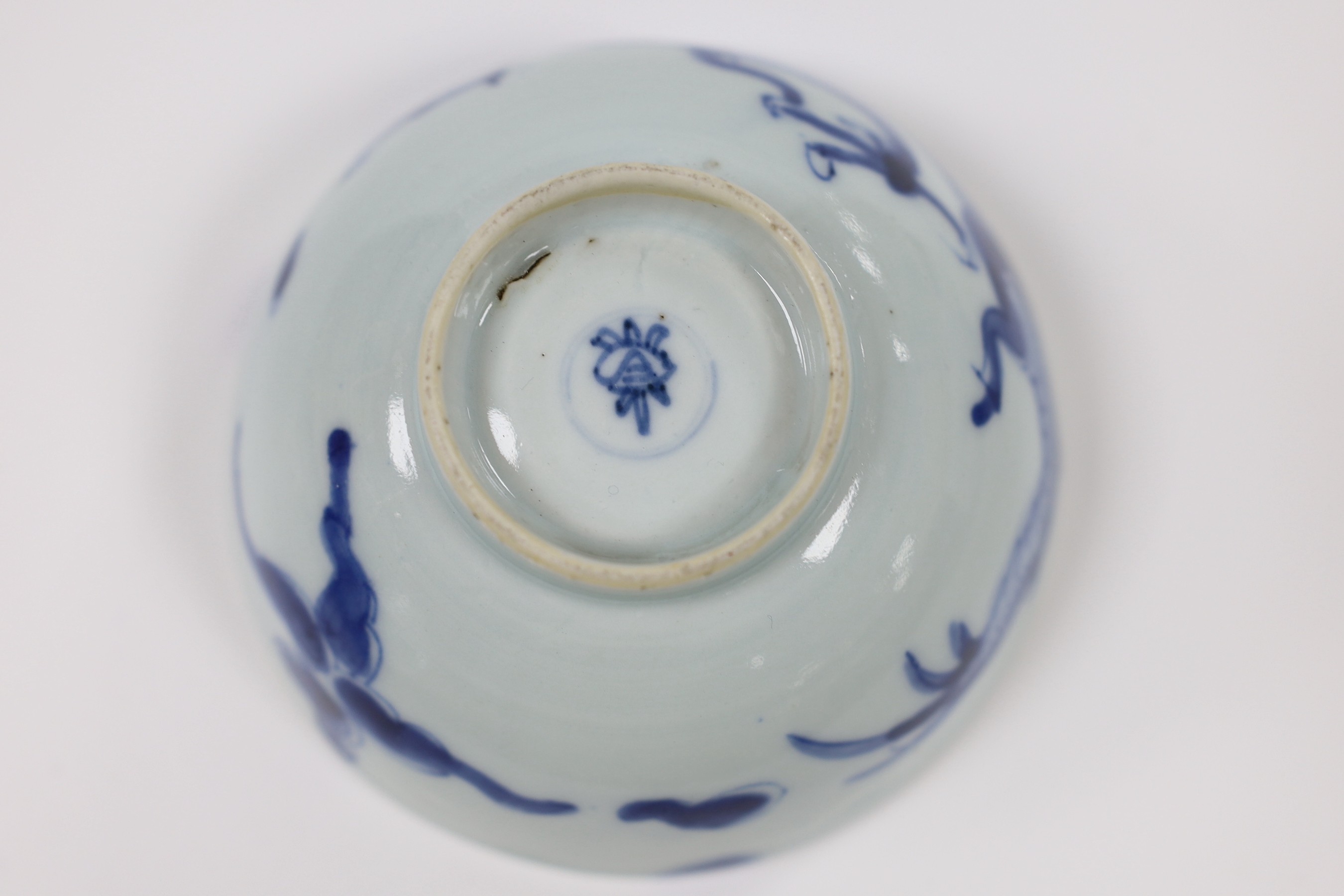A selection of small Chinese ceramics, to include a blue and white dragon bowl, 6cm tall, a double gourd famille verte vase, Wanli marked but later, 12cm tall, and others (5)